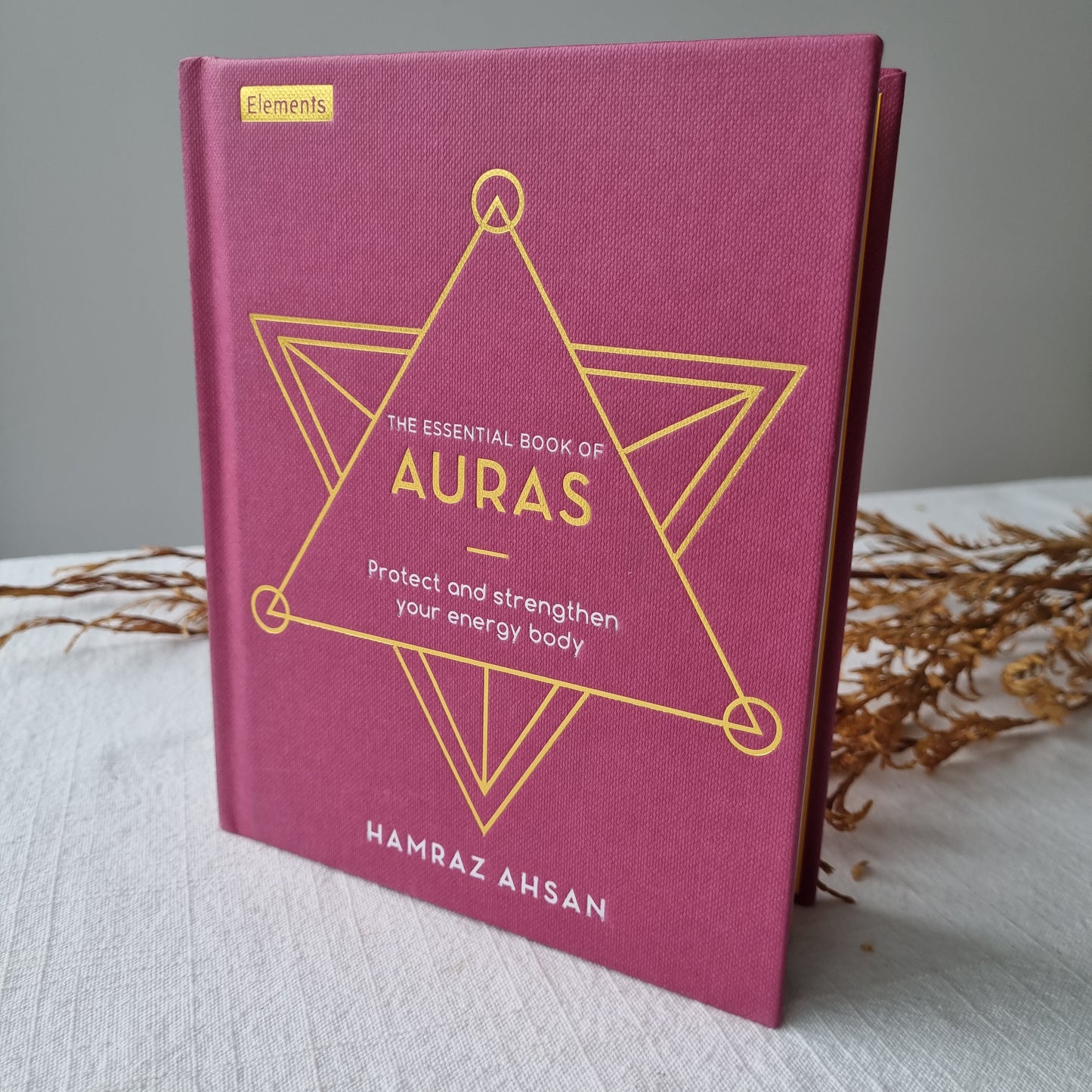 The Essential Book of Auras - Hamraz Ahsan - Sparrow and Fox
